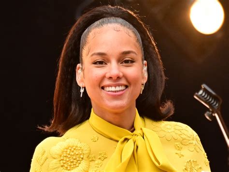 Alicia Keys Shows Off Her Curves in Bikini from Her Athleta